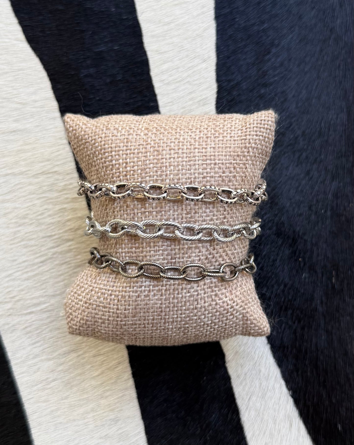 Silver dot pattern cable chain bracelet