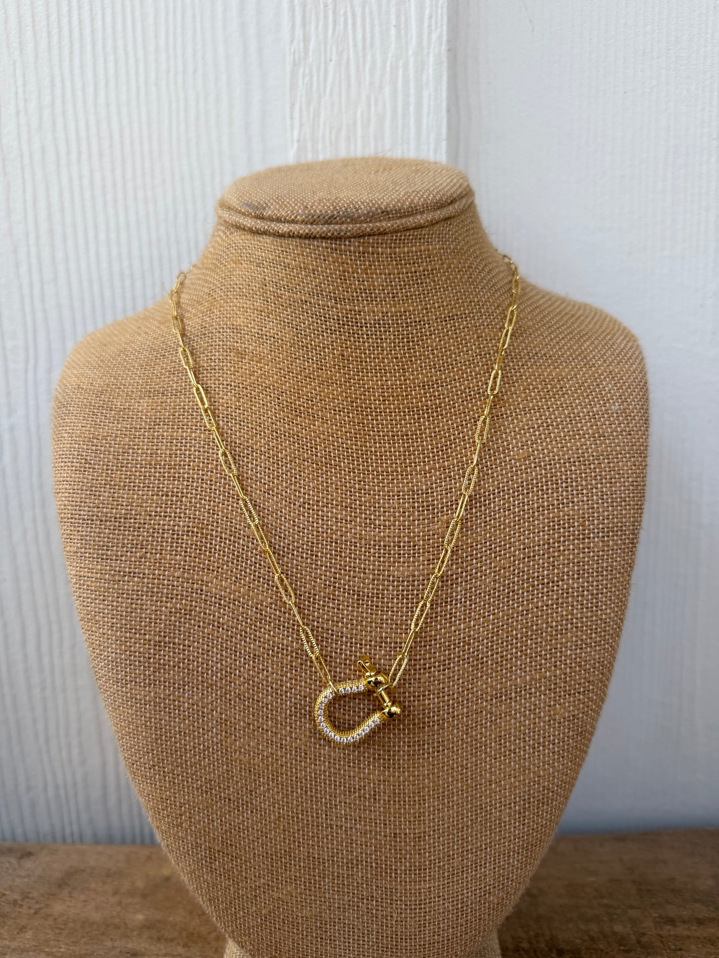 Gold plated chain with horseshoe toggle